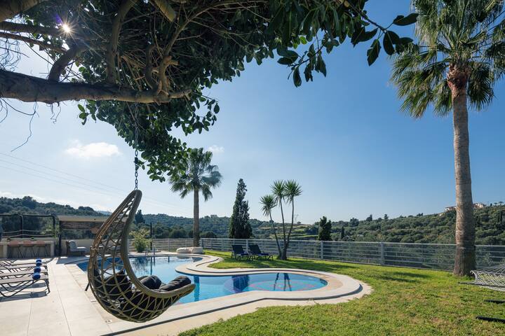Heated pool, kids pool, gorge and sea views! gallery image 3