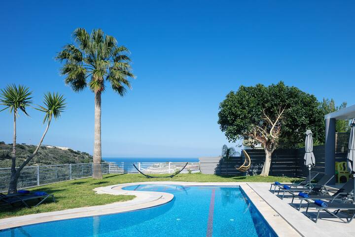 Heated pool, kids pool, gorge and sea views!