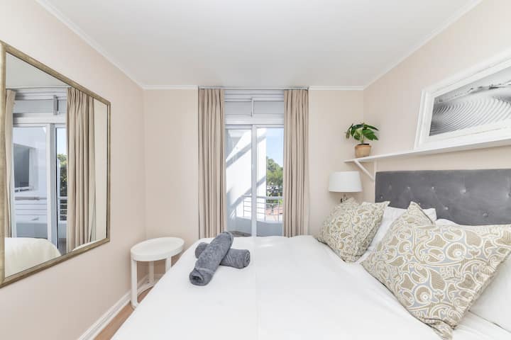 Chumba cha kulala cha tatu kinachoelekea ufukweni na kitanda cha watu wawili. 