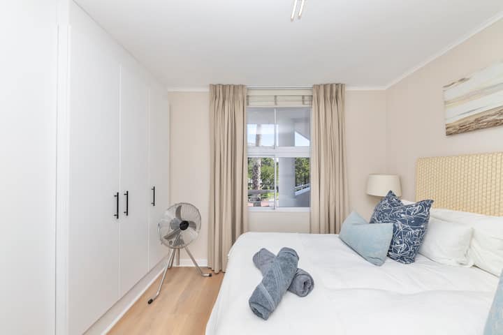 Chumba cha pili cha kulala kinachoelekea Barabara ya Ufukweni, kilicho na vitanda viwili viwili ambavyo vinaweza kubadilishwa kuwa ukubwa wa malkia unapoomba. 