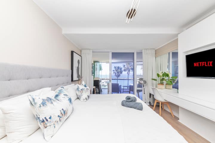 Master en-suite ina mwonekano mzuri wa bahari ya Atlantiki na uwanja. Kitanda cha ukubwa wa kifalme kilicho na televisheni mahiri iliyowekwa. 