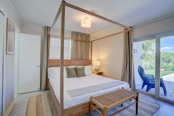 Პირველ საძინებელში არის დიდი ზომის საწოლი და შუშის გასრიალებული კარი, რომელიც პირდაპირ აუზის ტერიტორიაზე გადის. Მარცხენა კარის მიმდებარედ არის სააბაზანო