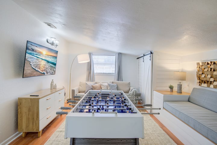 Მესამე ოთახი აღჭურვილია სამი გასაშლელი დივნით, სმარტ-ტელევიზორით, რომელიც თავსებადია სხვადასხვა სტრიმინგ-სერვისთან და დამატებითი გართობისთვის Foosball-ის მაგიდის დამატებითი ბონუსით