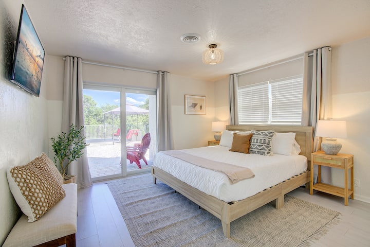 Მეორე საძინებელი, რომელშიც დიდი ზომის საწოლია, შუშის გასრიალებული კარი, რომელიც აუზის ტერიტორიაზე წვდომას გთავაზობთ, ასევე, სმარტ-ტელევიზორი, რომელზეც ხელმისაწვდომია სხვადასხვა სტრიმინგ-სერვისი თქვენი გართობისთვის.