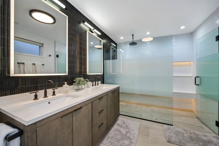 Luxe House + Skyline Rooftop! Sleeps 10 gallery image 5