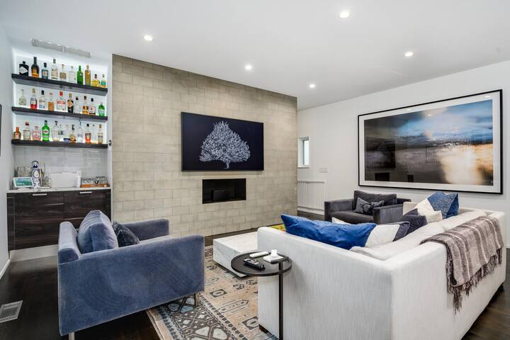 Luxe House + Skyline Rooftop! Sleeps 10 gallery image 4