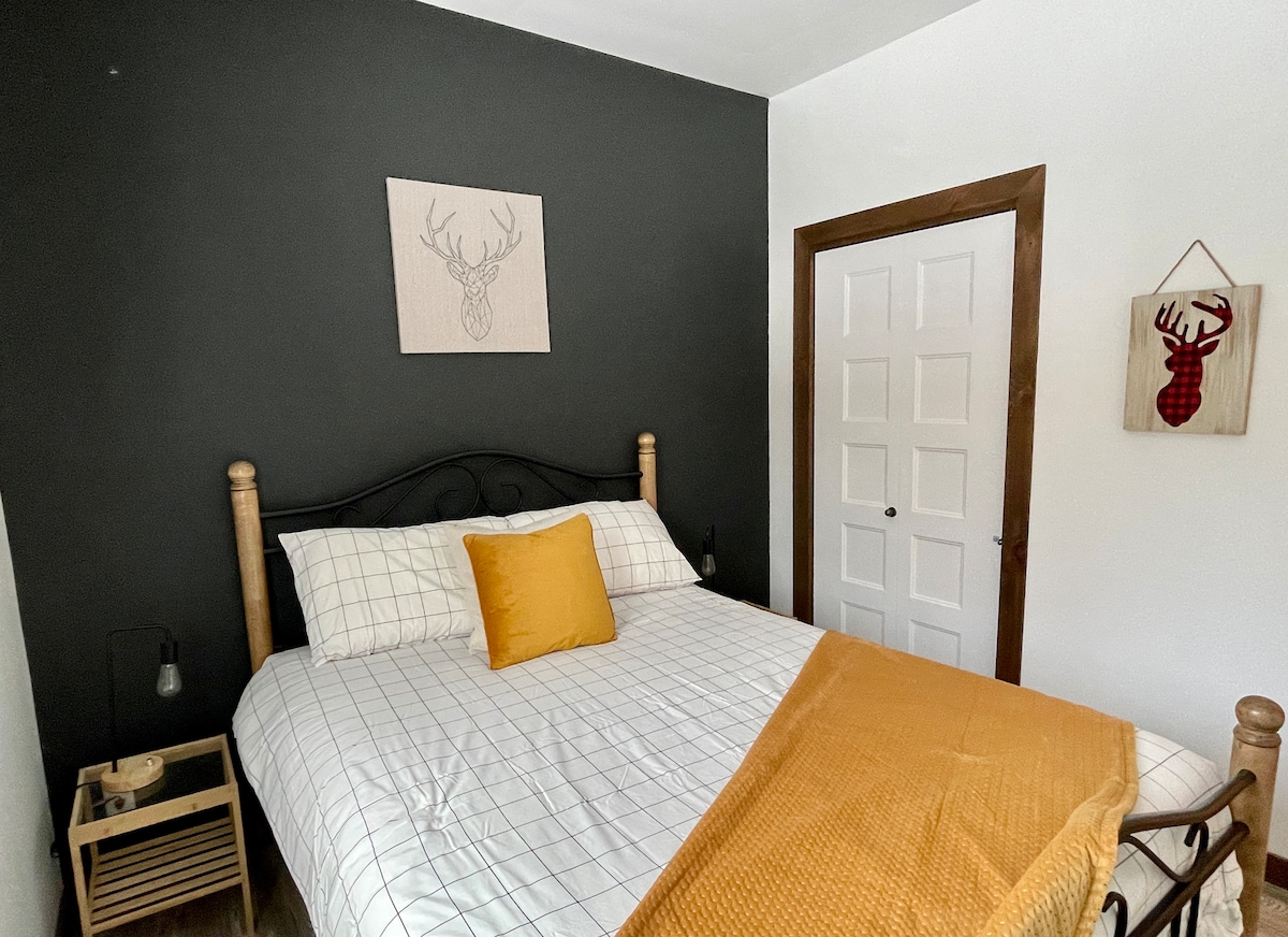 ห้องนอนพร้อมเตียงควีนไซส์ 1 หลัง