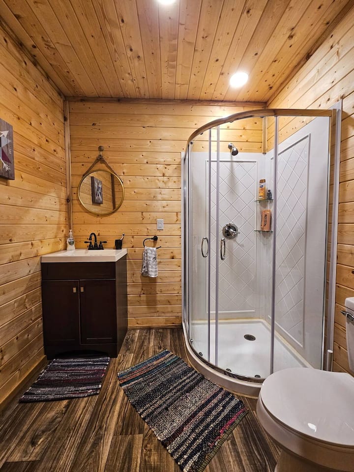 Cozy shipping container nestled in the forest! - Shipping