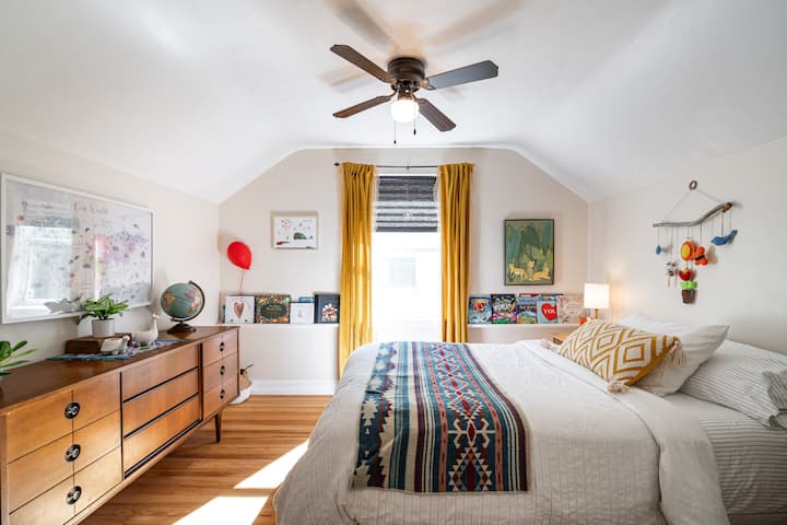 Dormitorio de tamaño completo en el segundo piso. 