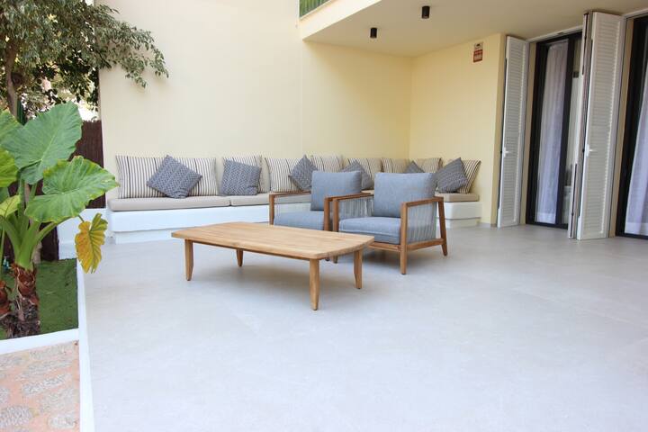 luxury apartment in front of the beach gallery image 4