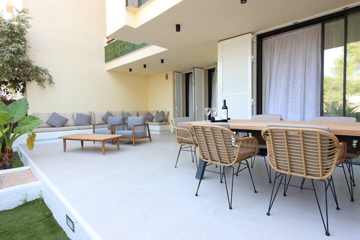 luxury apartment in front of the beach gallery image 3