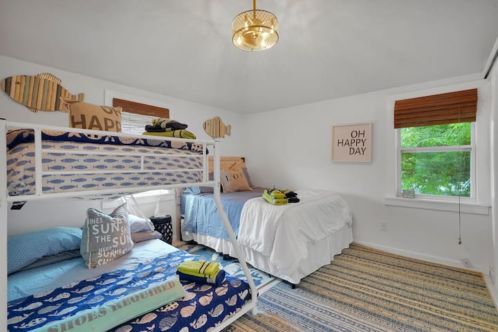 dvigulė lova su dviaukštėmis lovomis su visu dugnu ir dvigule lova