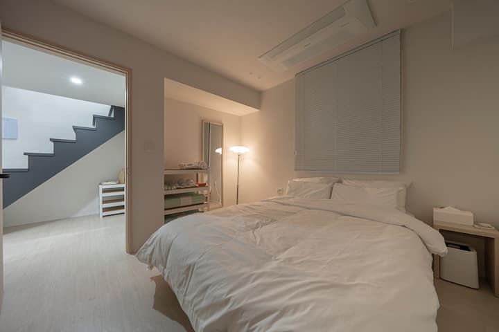 [Спална соба ∙] Еве мала спална соба на првиот кат.
Една од удобните спални соби е полна со материјали за јога:)