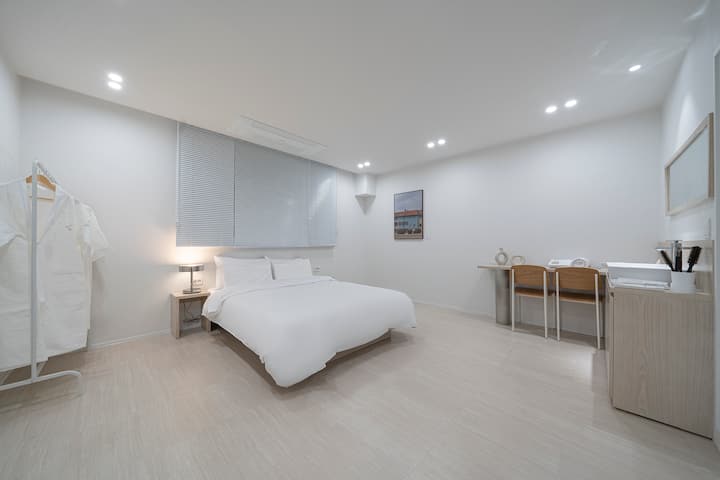 [Спална соба ②] Тоа е просторен и пријатен простор како главна спална соба, а има и бања. (Фустан ×)