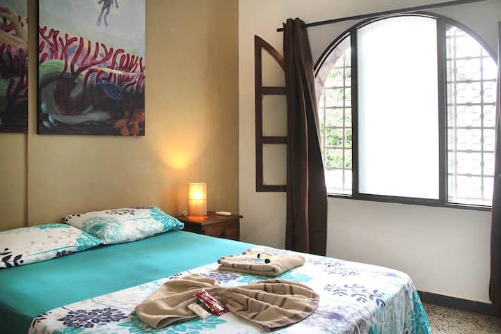 Chambre avec lit double et salle de bain privée