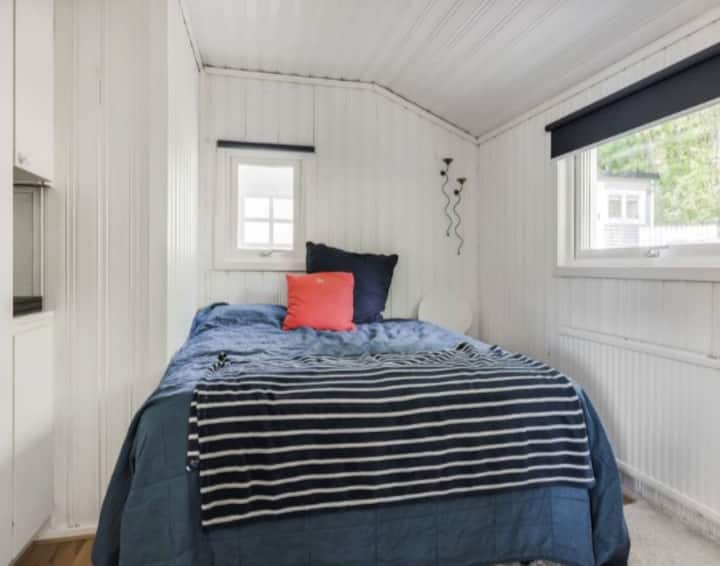 Მეორე საძინებელი (140) მთავარ სახლში.