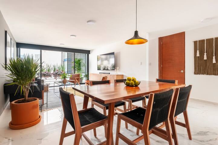 Stylish apt. with balcony on iconic Amsterdam st. gallery image 2