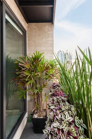 Stylish apt. with balcony on iconic Amsterdam st. gallery image 4