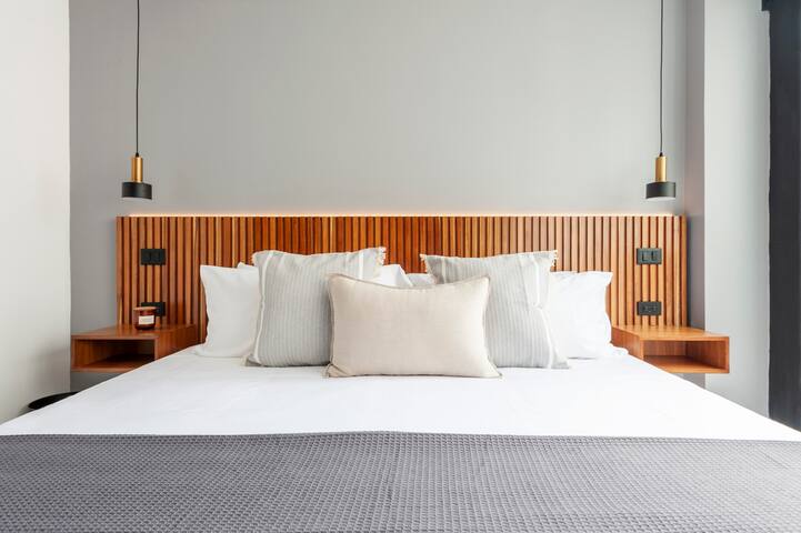 Stylish apt. with balcony on iconic Amsterdam st. gallery image 5