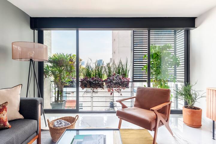 Stylish apt. with balcony on iconic Amsterdam st. gallery image 3