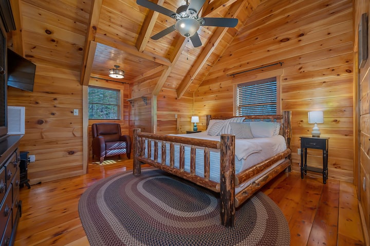 Dormitorio principal en la planta superior con cama tamaño king, baño completo.