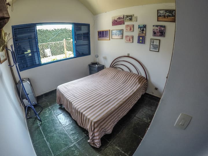 غرفة نوم 3 بسرير مزدوج + مرتبة واحدة - نمط ريفي مع مكيف هواء محمول.