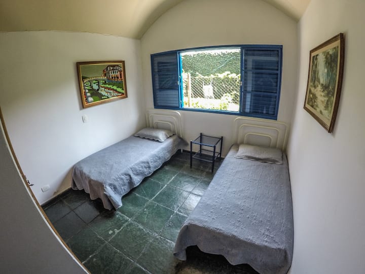 غرفة النوم 4 مع سريرين بيولوجيين، تتسع لنوم 4 أشخاص.