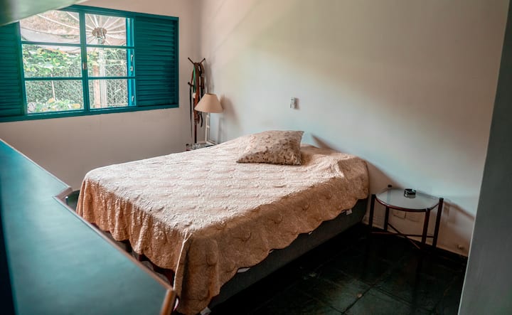 جناح مع مكتب للمكتب المنزلي وتلفزيون الكابل.