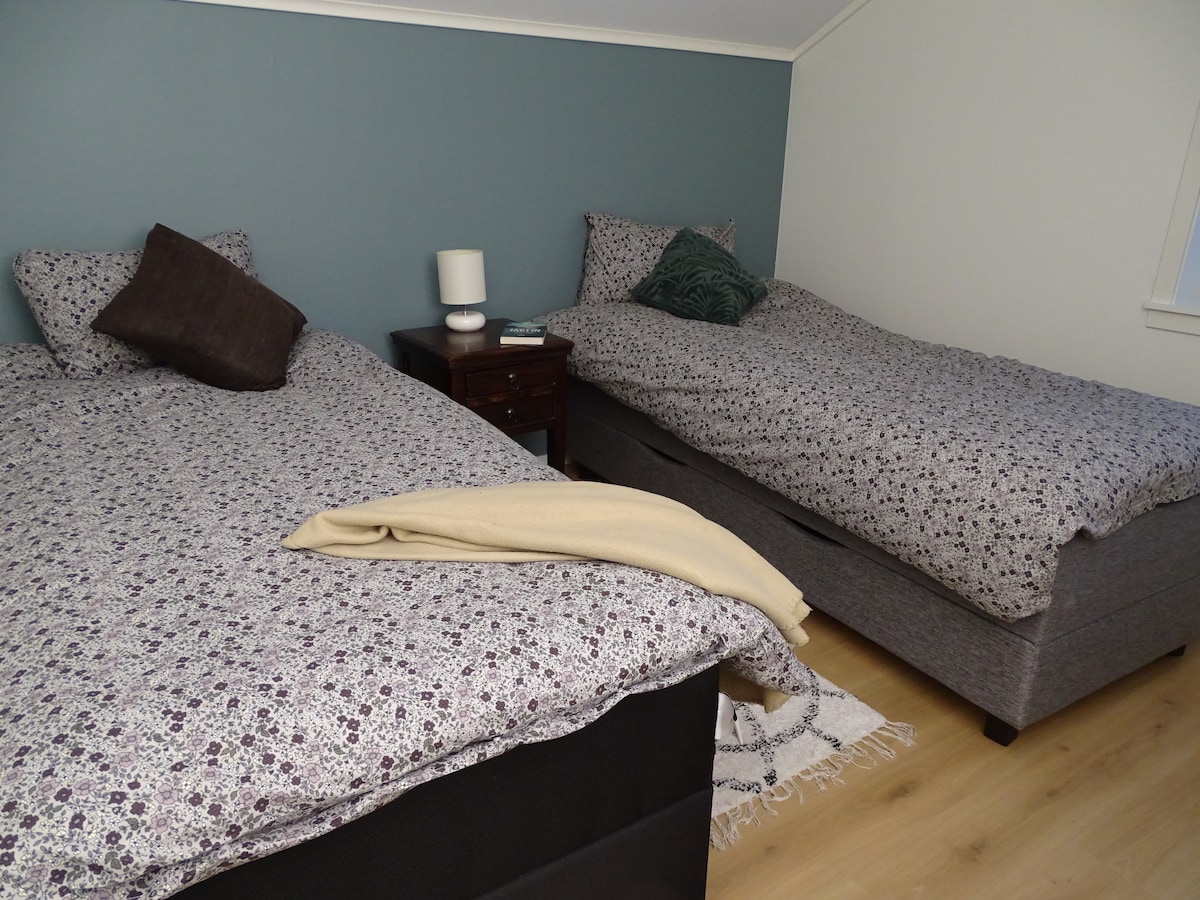 第二间卧室。2张90厘米的床。
第二间卧室可从着陆处进入。