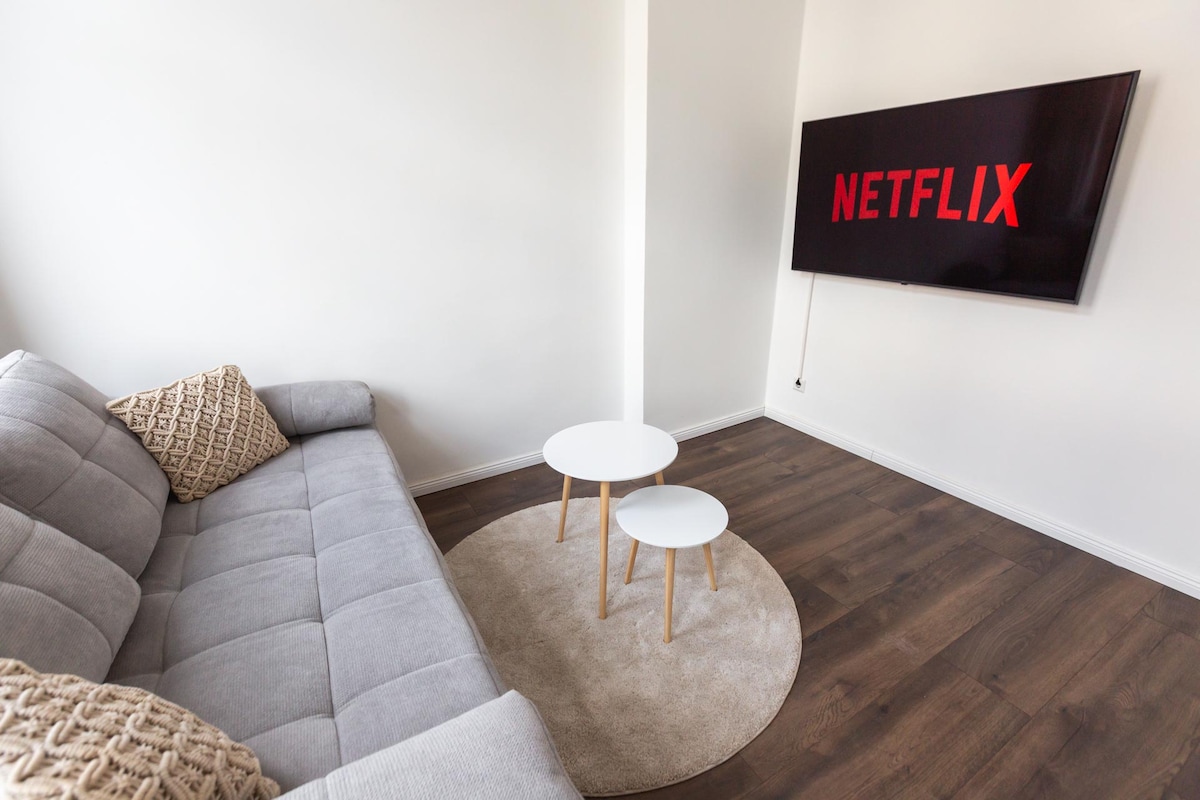 Smart TV including Netflix