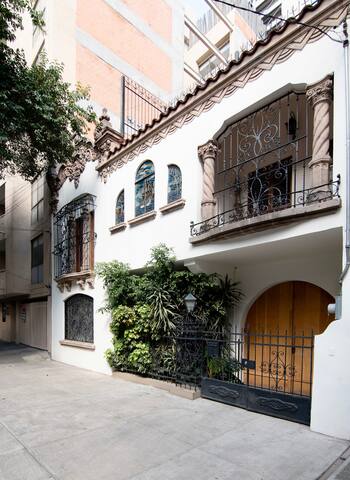 Breathtaking Mansion HUGE Rooftop w/4AC Condesa gallery image 3