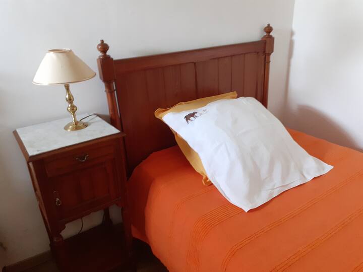 Спалня с 2 единични легла