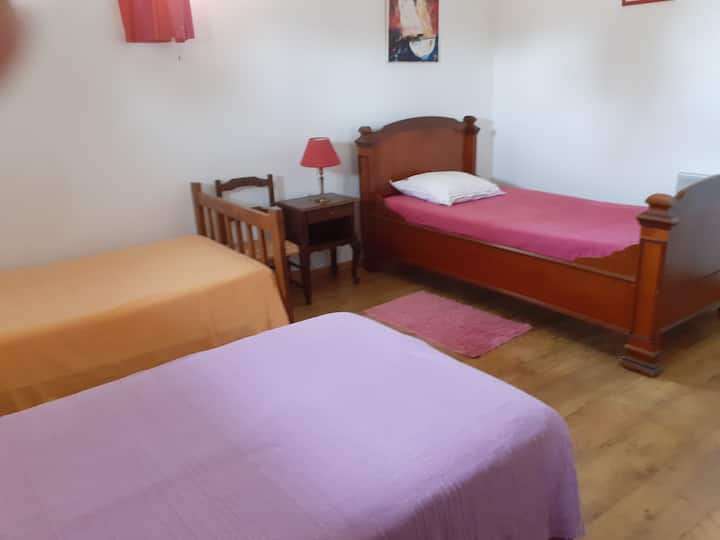 Спалня с 3 единични легла+ разтегателно легло при поискване