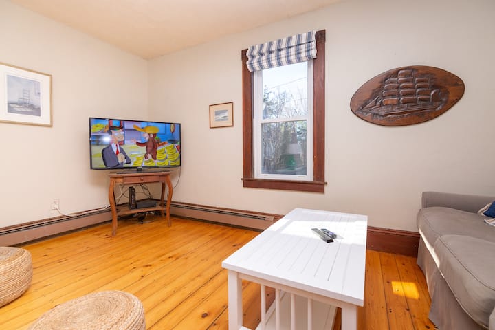 Гледајте ги сите омилени на семејството од овој телевизор Roku!