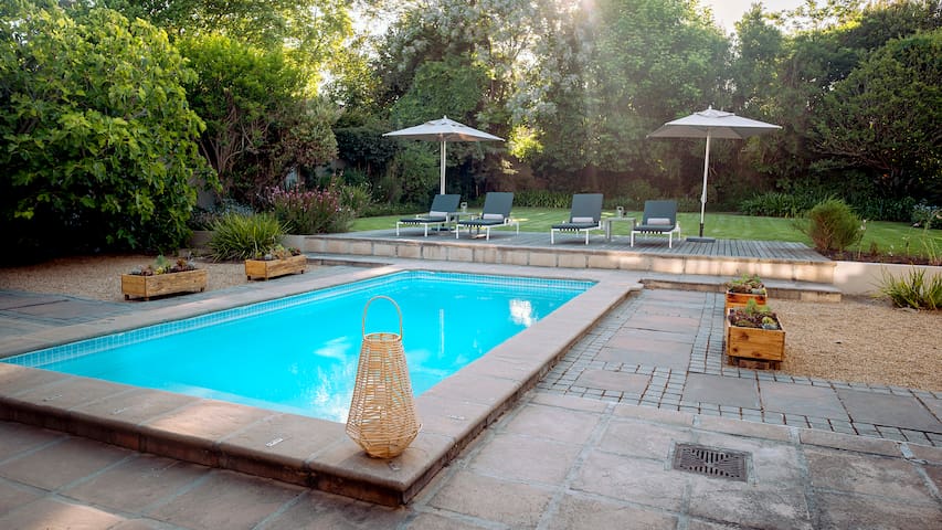 Cheerfull 4 bedrooms family villa with pool