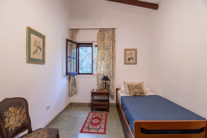 Habitación para una o dos personas, con cama marinera.