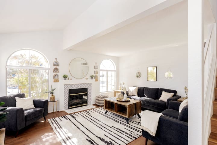 Modern 3 Bedroom Townhome By The Strip - Nevada