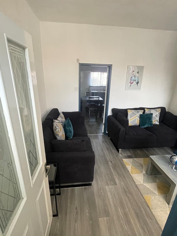 Lovely 2 bedroom home from home close to city Houses for Rent in