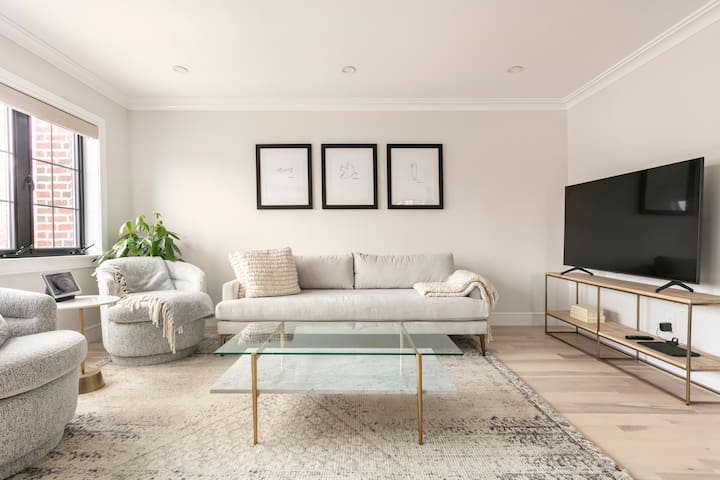 Contemporary 2 Bedroom Duplex Smart Home Near LGA