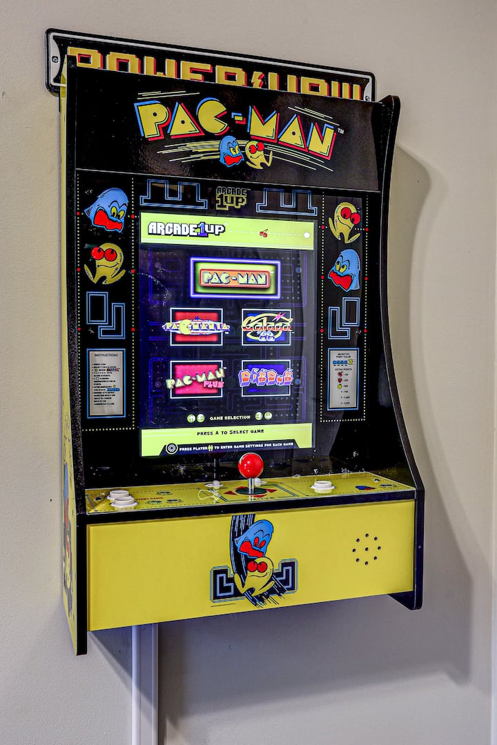 Pac-Man za djecu svih uzrasta i mlade u srcu♥️.  Nalazi se u dječjoj  sobi. Lako se isključite noću ako ste zabrinuti da će mališani prekasno igrati. 