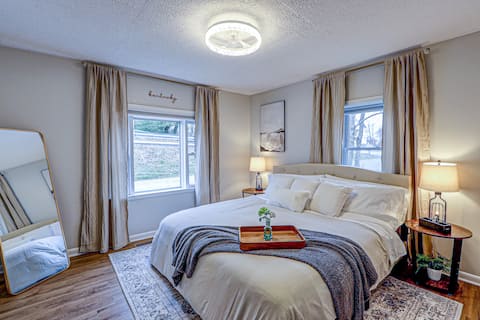 Hot Tub-King Bed-Coffee Bar-Arcade-Fire Pit!