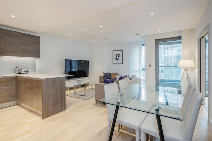 Luxury 3 Bed • King Bed Master Suite • 5mins to KX gallery image 2