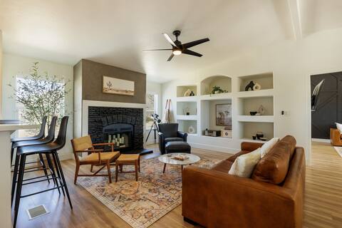 Top Airbnb: Near JoshuaTree - hot tub, saloon, horseshoes. in High Desert