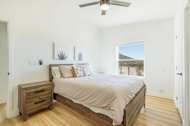 La suite Jr est meublée avec un lit Queen Size recouvert d'une housse de couette en coton doux ZARA Home. 