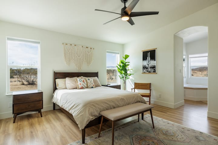 Détendez-vous dans cette superbe chambre de maître meublée d'un lit Queen Size recouvert d'une housse de couette en coton doux ZARA Home. 