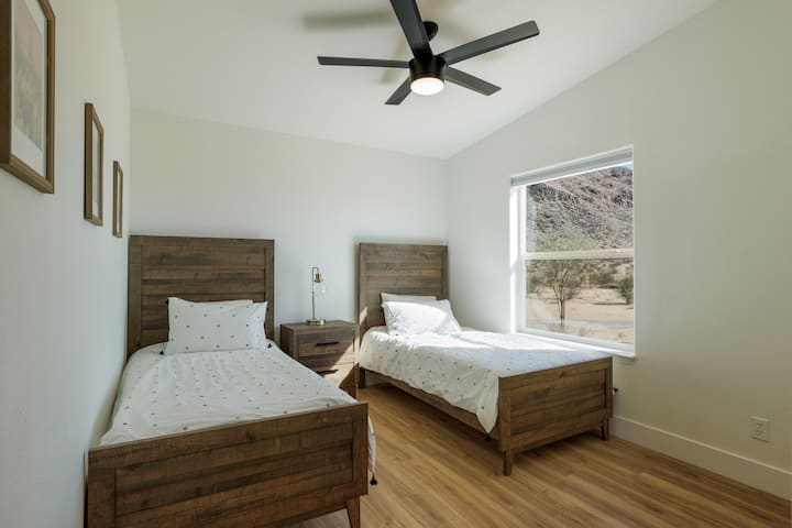 Deux lits jumeaux avec une literie confortable et une vue splendide sur la montagne des chèvres.  