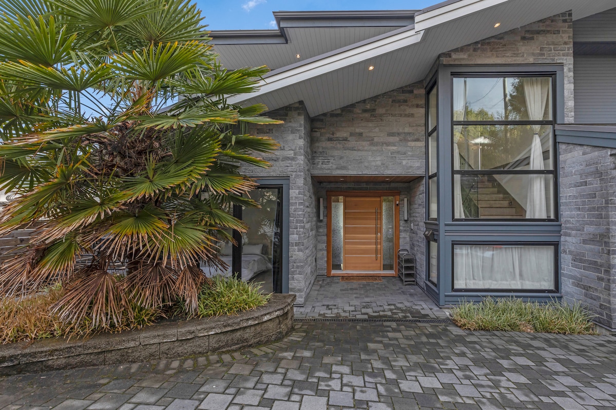 Contemporary Home with Stunning Ocean & City Views