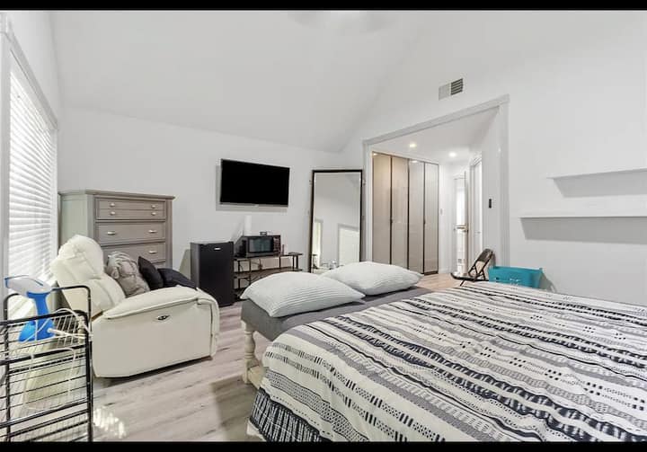 Chumba cha 1 - Chumba cha Mtendaji, kuna kitanda cha ukubwa wa King chumbani 