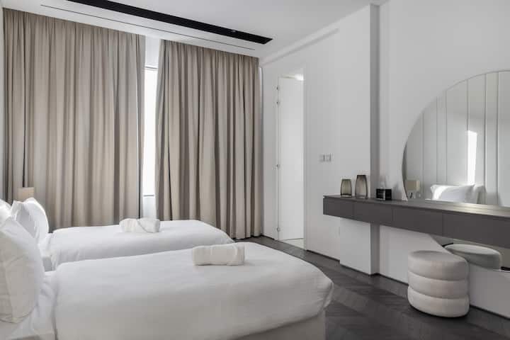 Doublez le confort : détendez-vous dans la chambre avec 2 lits doubles en peluche
