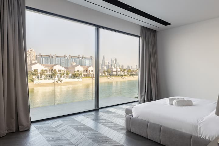 Dormez dans le style : chambres luxueuses pour un confort ultime et réveillez-vous avec une vue imprenable sur Palm Jumeirah. 